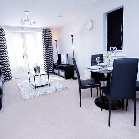 Mills Apartment - Two Bedroom En-Suite Apartment Northampton Bagian luar foto
