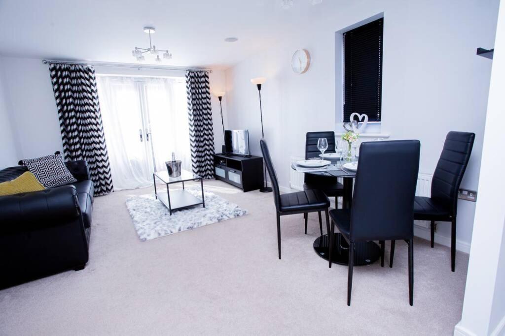 Mills Apartment - Two Bedroom En-Suite Apartment Northampton Bagian luar foto