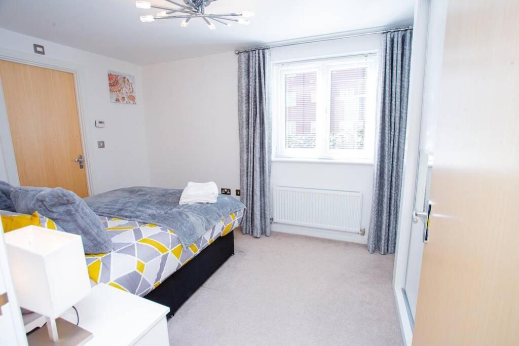 Mills Apartment - Two Bedroom En-Suite Apartment Northampton Bagian luar foto