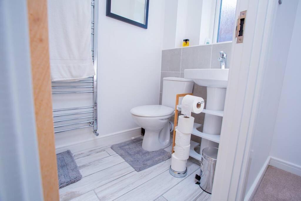Mills Apartment - Two Bedroom En-Suite Apartment Northampton Bagian luar foto