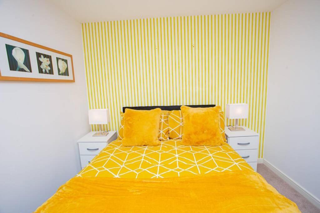 Mills Apartment - Two Bedroom En-Suite Apartment Northampton Bagian luar foto