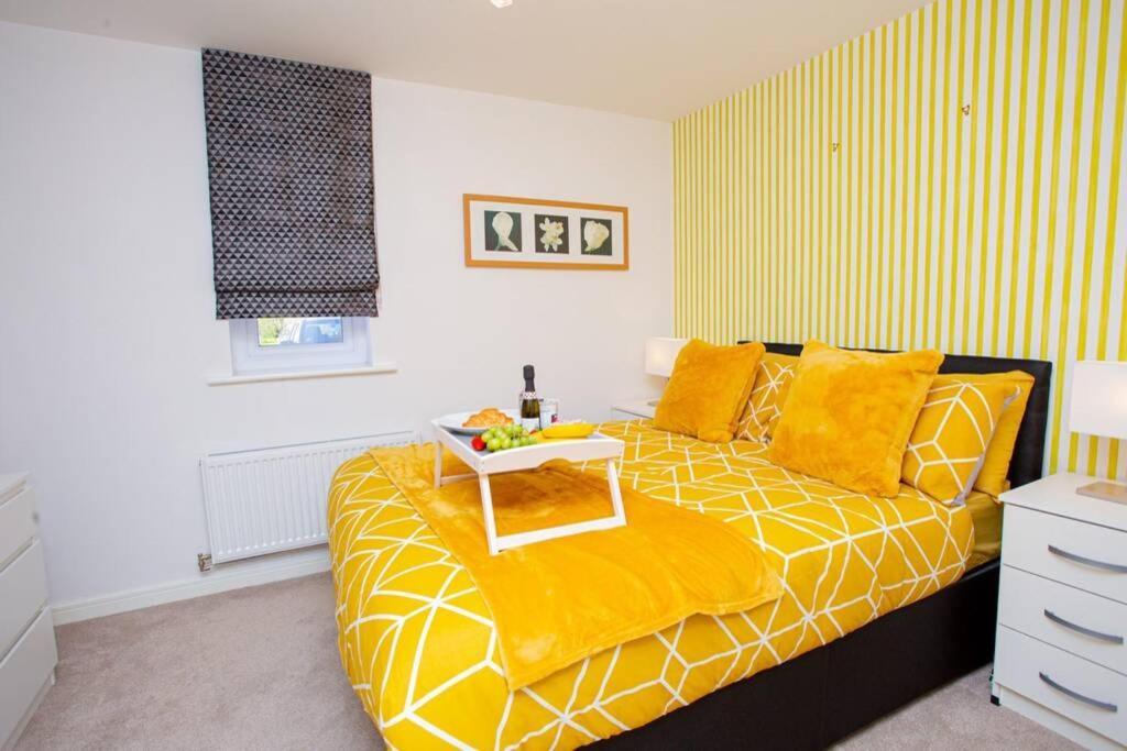 Mills Apartment - Two Bedroom En-Suite Apartment Northampton Bagian luar foto