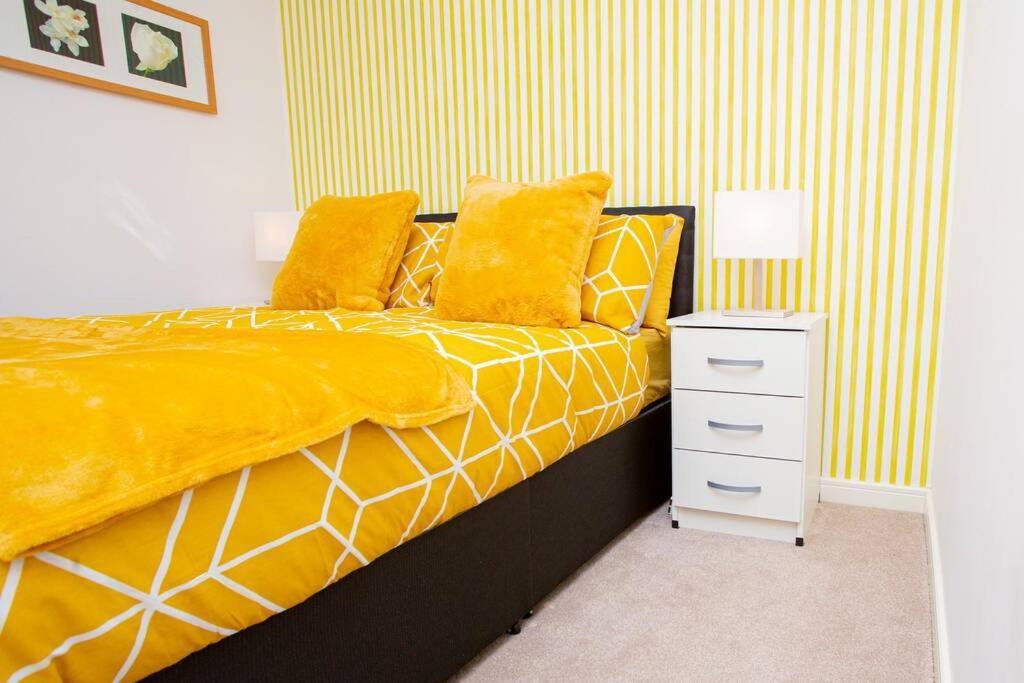 Mills Apartment - Two Bedroom En-Suite Apartment Northampton Bagian luar foto