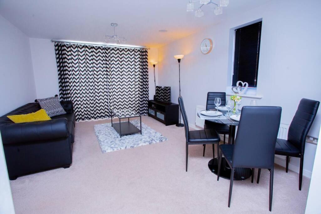 Mills Apartment - Two Bedroom En-Suite Apartment Northampton Bagian luar foto