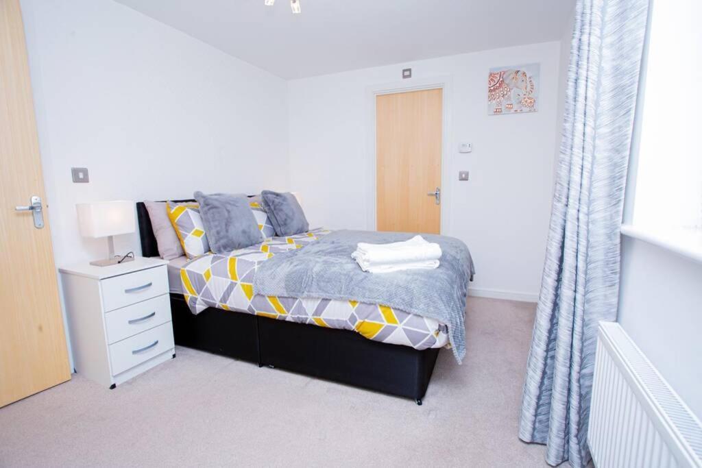 Mills Apartment - Two Bedroom En-Suite Apartment Northampton Bagian luar foto