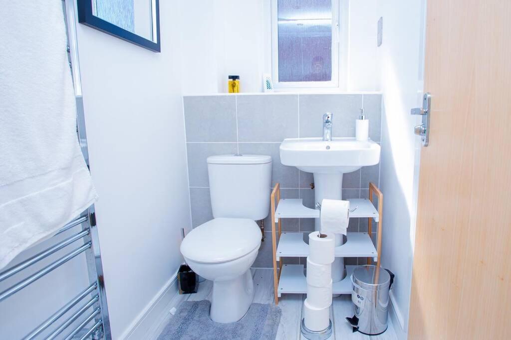 Mills Apartment - Two Bedroom En-Suite Apartment Northampton Bagian luar foto