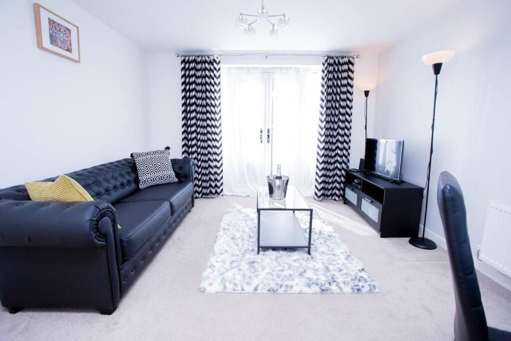 Mills Apartment - Two Bedroom En-Suite Apartment Northampton Bagian luar foto