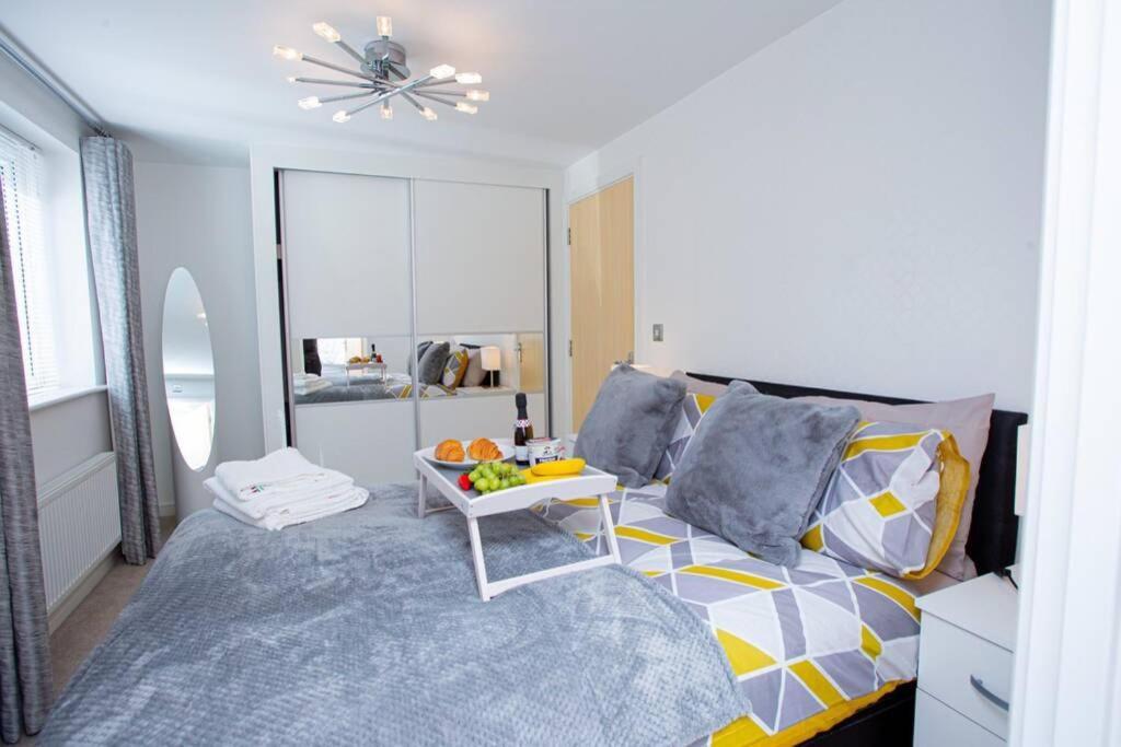 Mills Apartment - Two Bedroom En-Suite Apartment Northampton Bagian luar foto