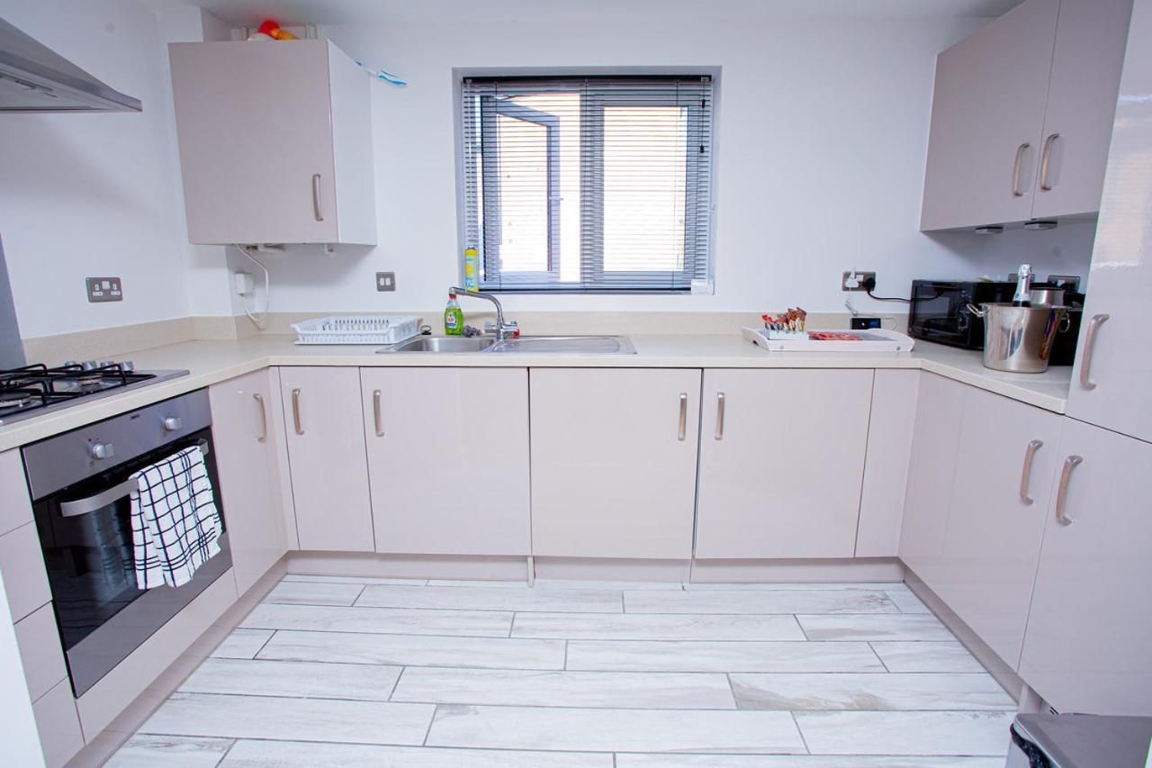 Mills Apartment - Two Bedroom En-Suite Apartment Northampton Bagian luar foto