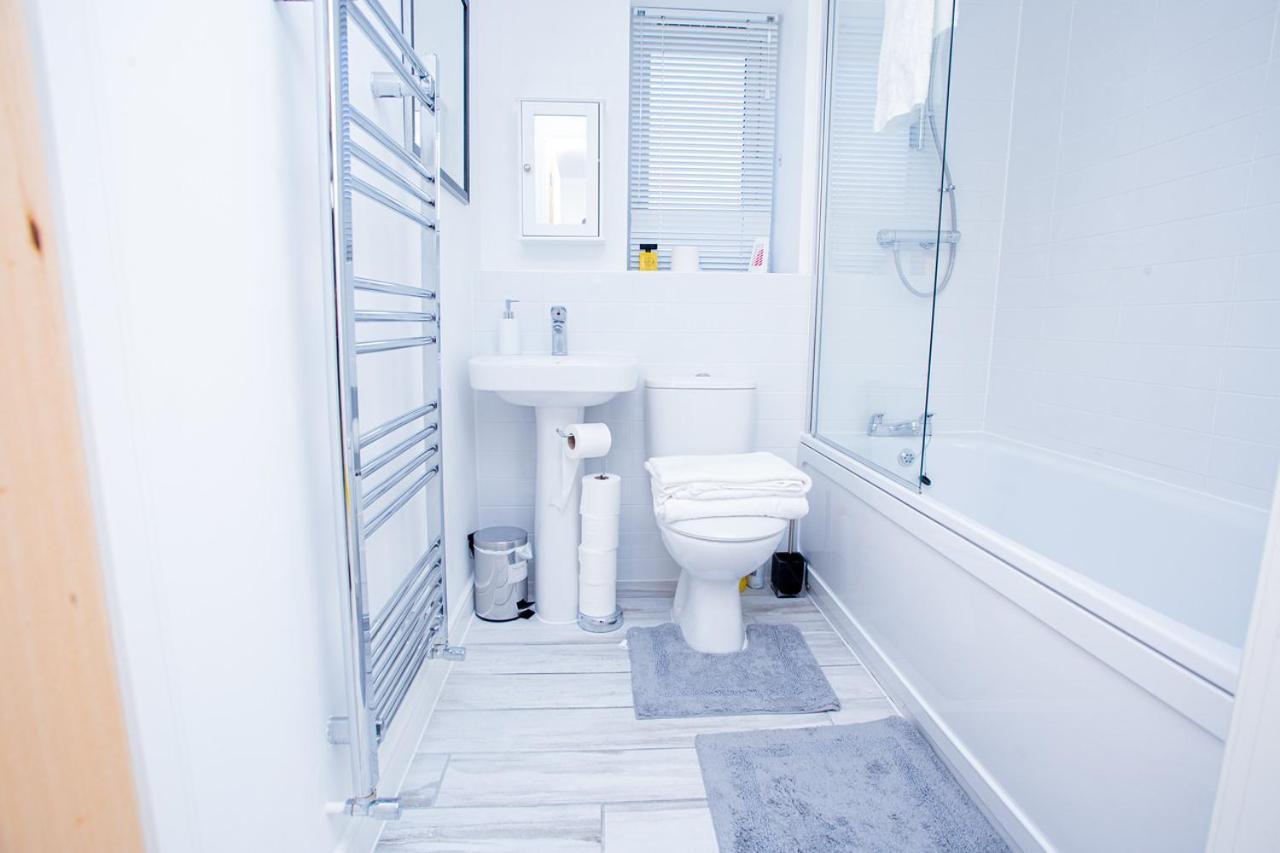 Mills Apartment - Two Bedroom En-Suite Apartment Northampton Bagian luar foto